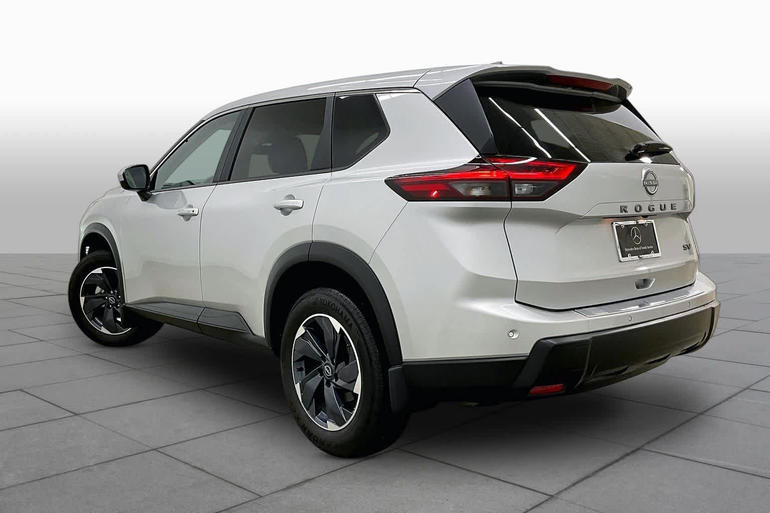 Used 2024 Nissan Rogue SV FWD image 12