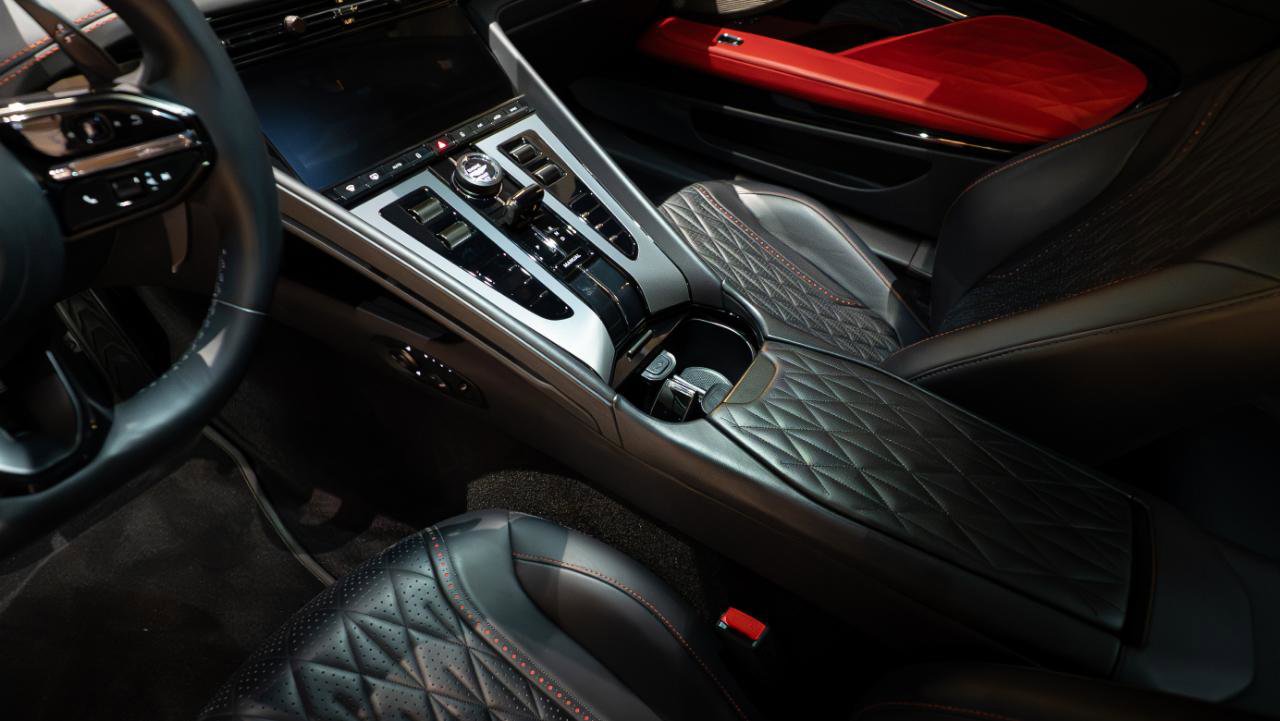 Used 2024 Aston Martin DB12 Coupe RWD image 29