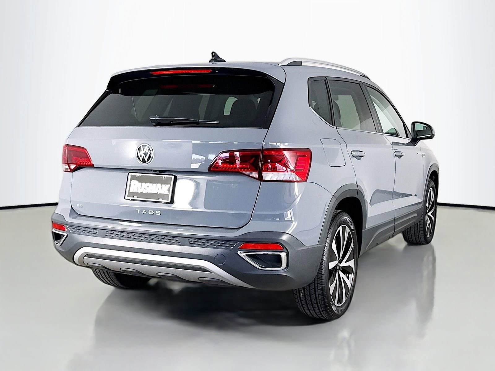 Used 2023 Volkswagen Taos SE w/ Panoramic Sunroof Package FWD image 7