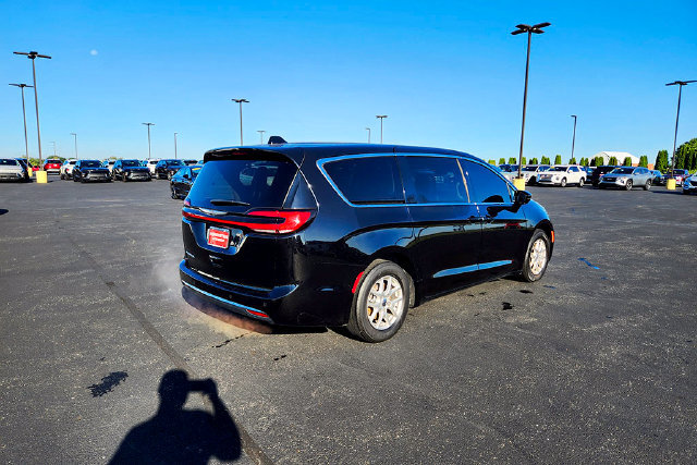 Used 2024 Chrysler Pacifica Touring-L FWD image 29