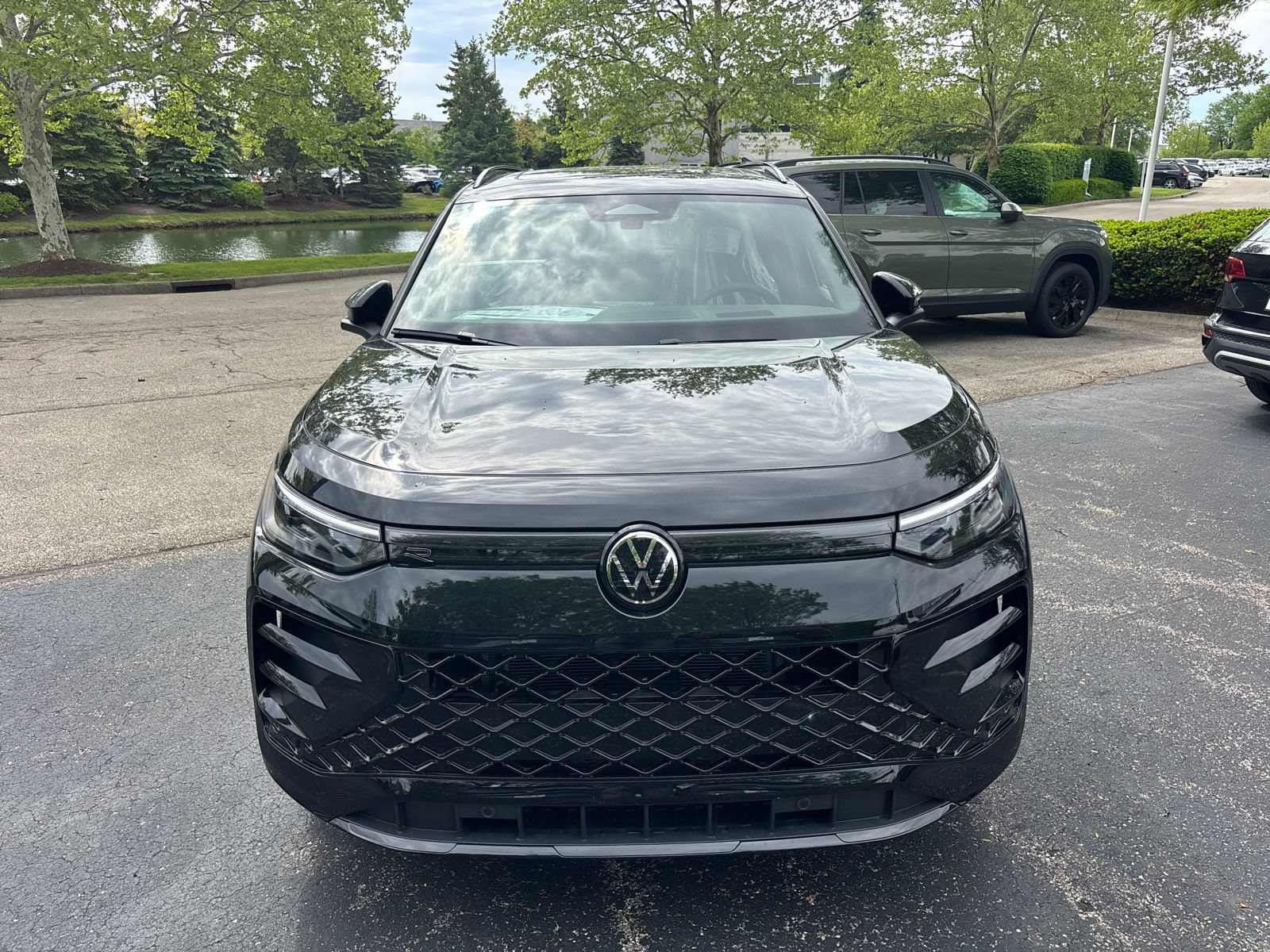 New 2026 Volkswagen Tiguan SE R-Line FWD image 2