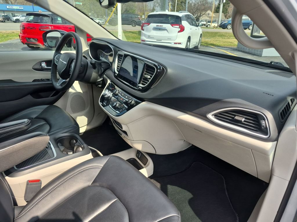 Used 2024 Chrysler Pacifica Touring-L FWD image 30