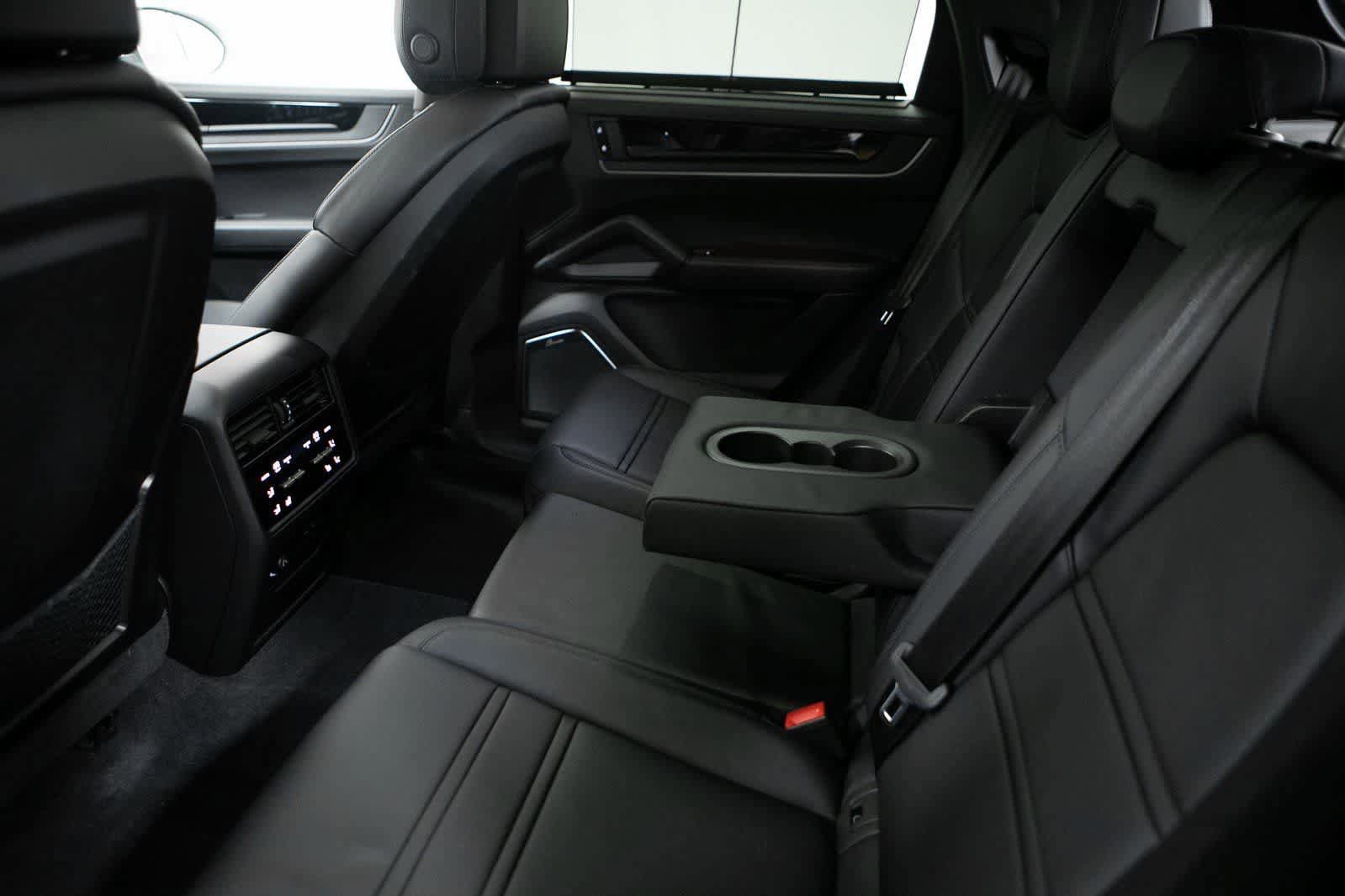 Certified 2025 Porsche Cayenne Turbo image 8