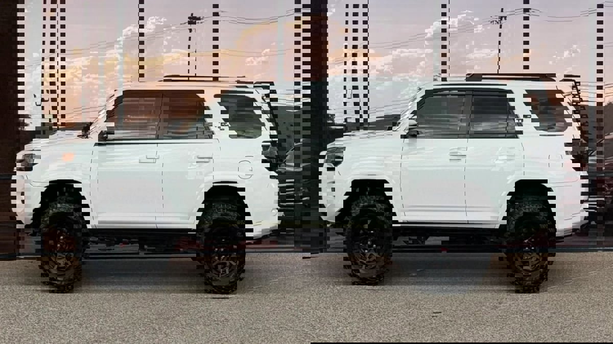 Used 2018 Toyota 4Runner TRD Off-Road Premium AWD/4WD image 4