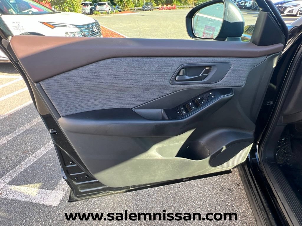 Used 2023 Nissan Rogue S AWD/4WD image 15