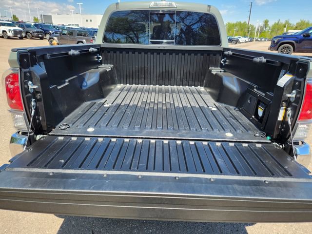 Used 2022 Toyota Tacoma TRD Off-Road w/ Black Out Package (TMS) AWD/4WD image 25