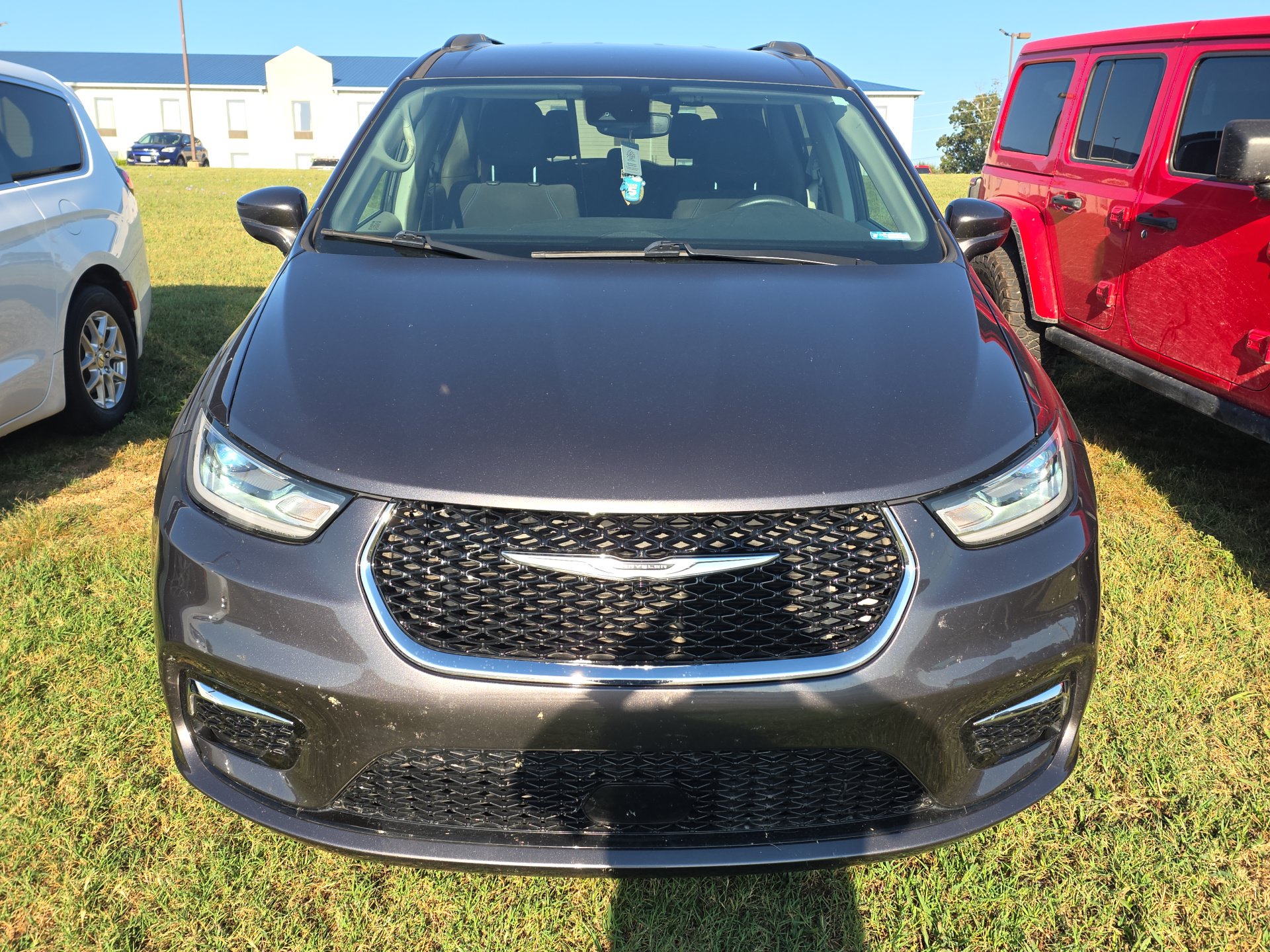 Used 2021 Chrysler Pacifica Touring FWD image 2