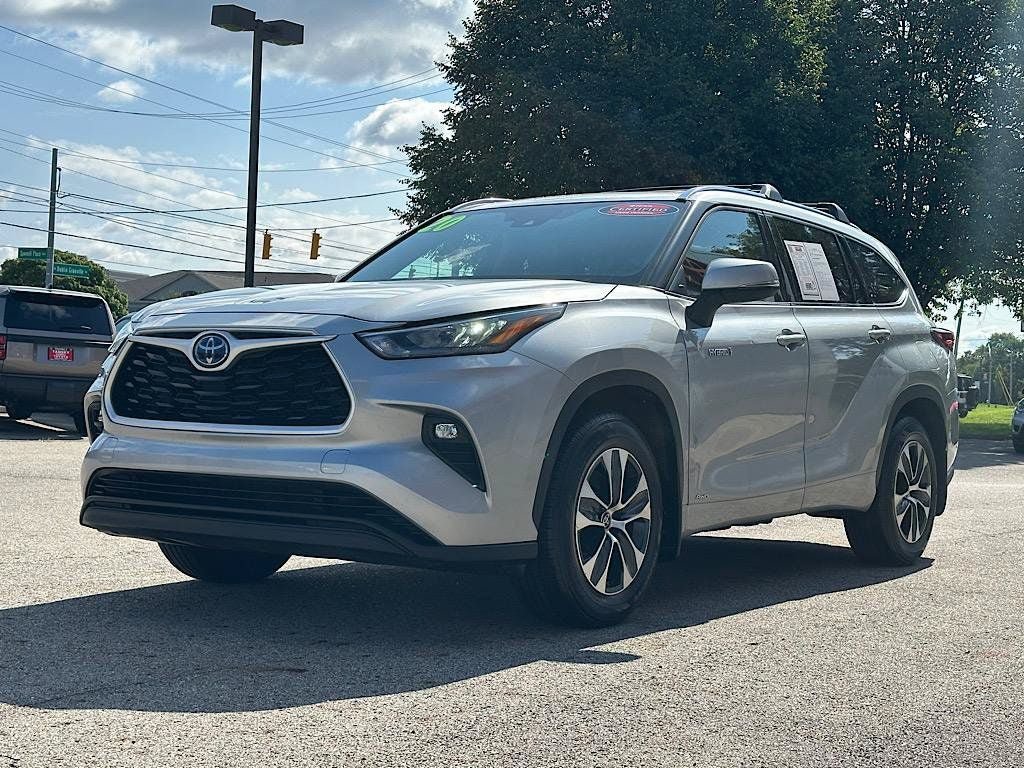 Certified 2020 Toyota Highlander XLE AWD/4WD image 1