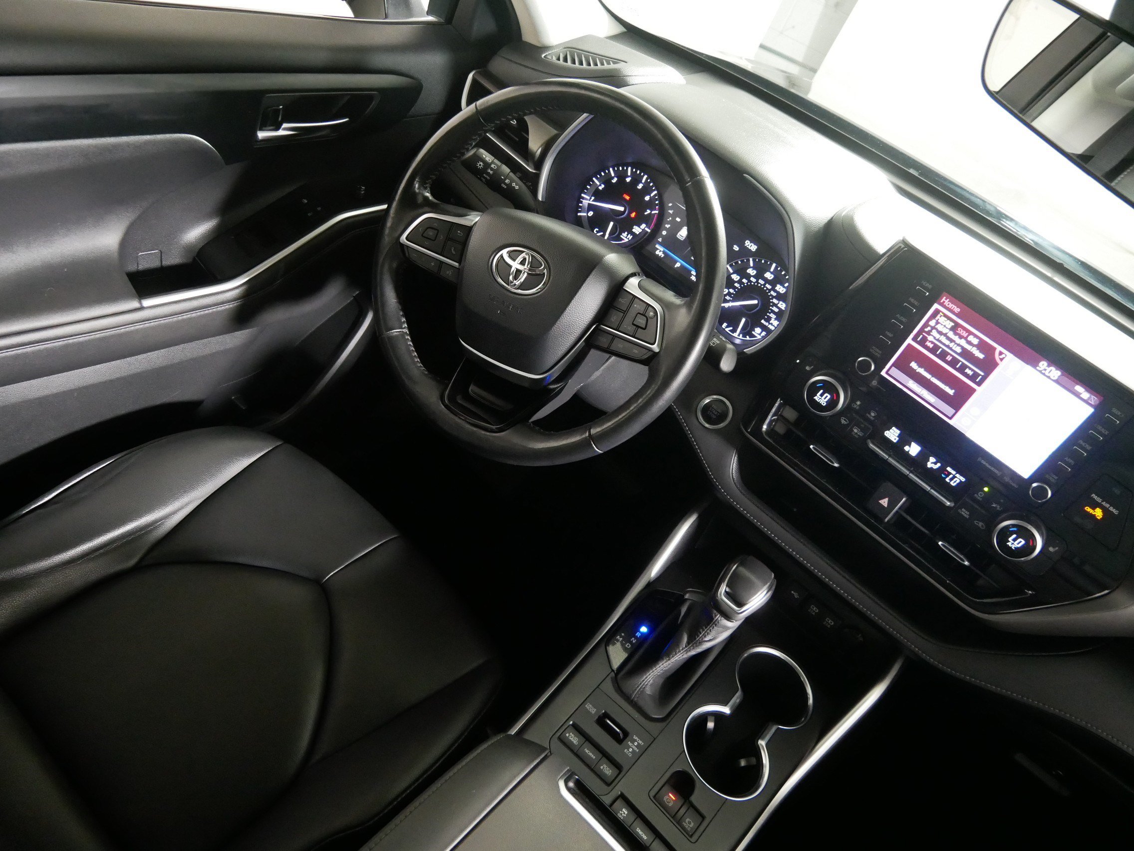 Used 2020 Toyota Highlander XLE AWD/4WD image 9