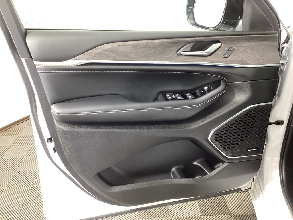 Used 2023 Jeep Grand Cherokee Overland AWD/4WD image 13