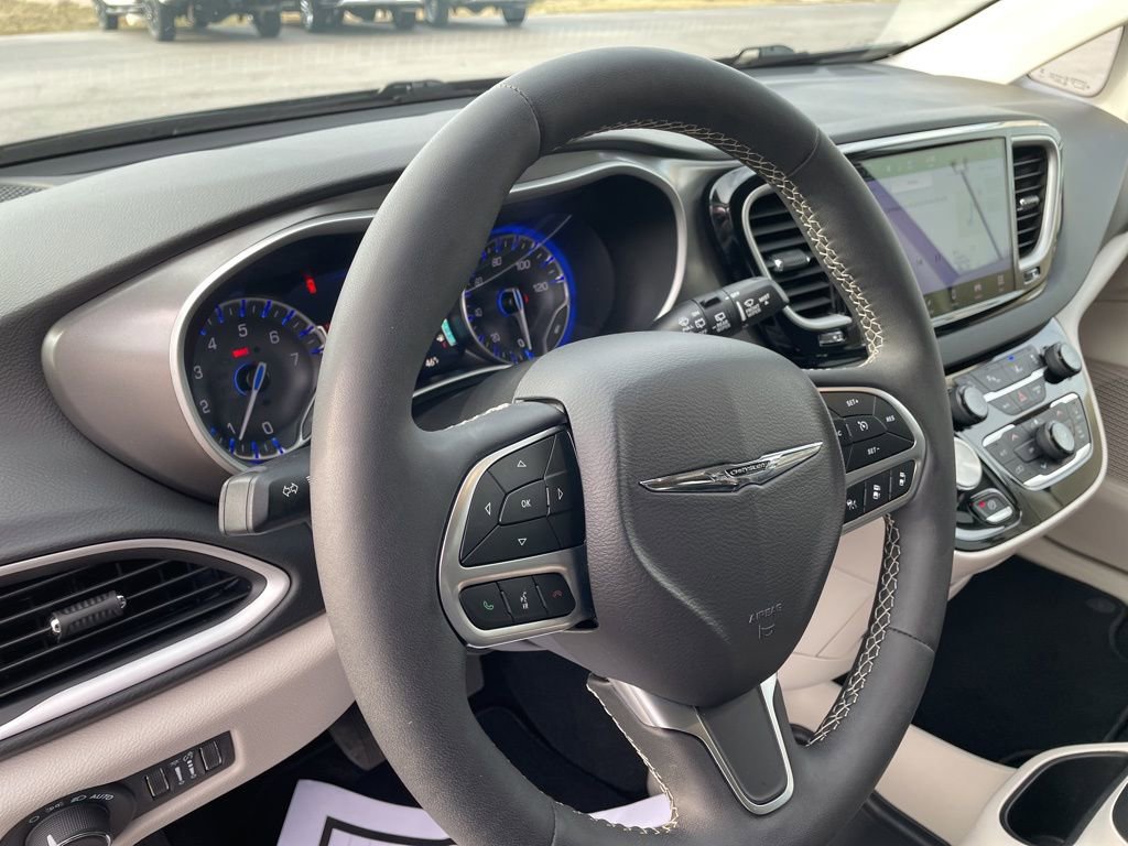 Used 2024 Chrysler Pacifica Touring-L image 9