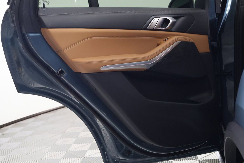 Used 2025 BMW X5 xDrive50e w/ Parking Assistance Package image 13