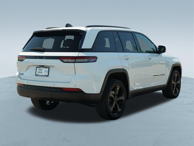 Used 2023 Jeep Grand Cherokee Altitude AWD/4WD image 9
