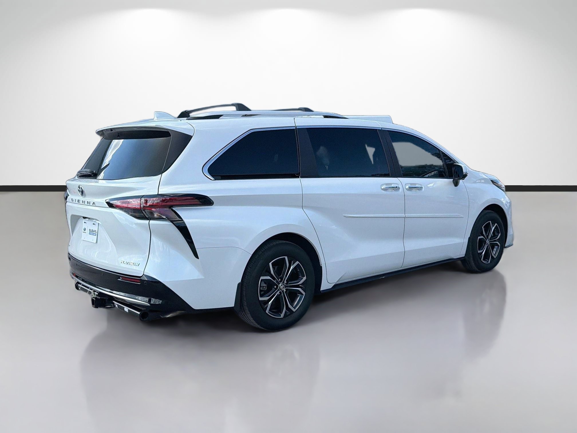 Used 2025 Toyota Sienna Platinum AWD/4WD image 3