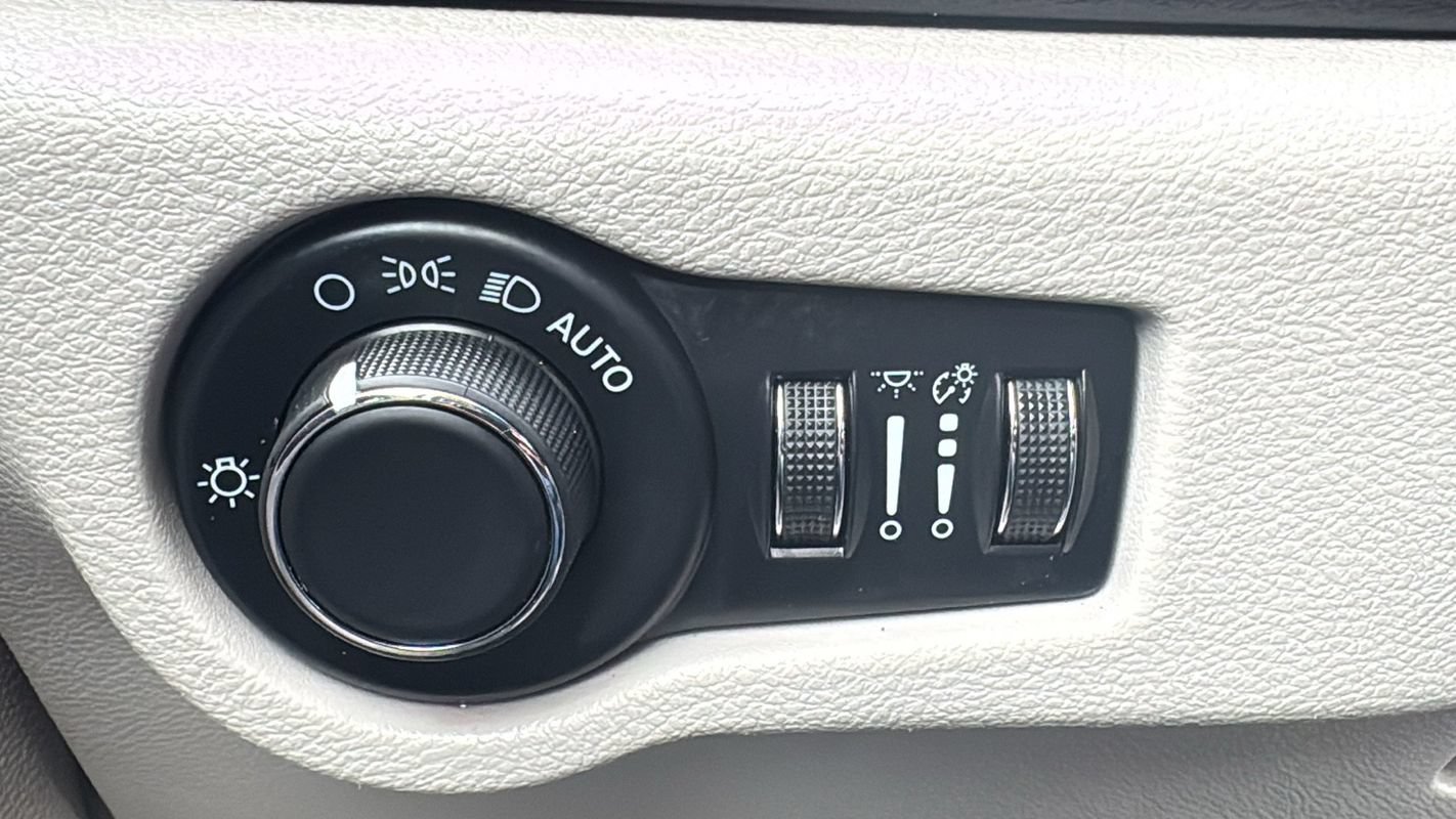 Used 2023 Chrysler Voyager LX FWD image 26