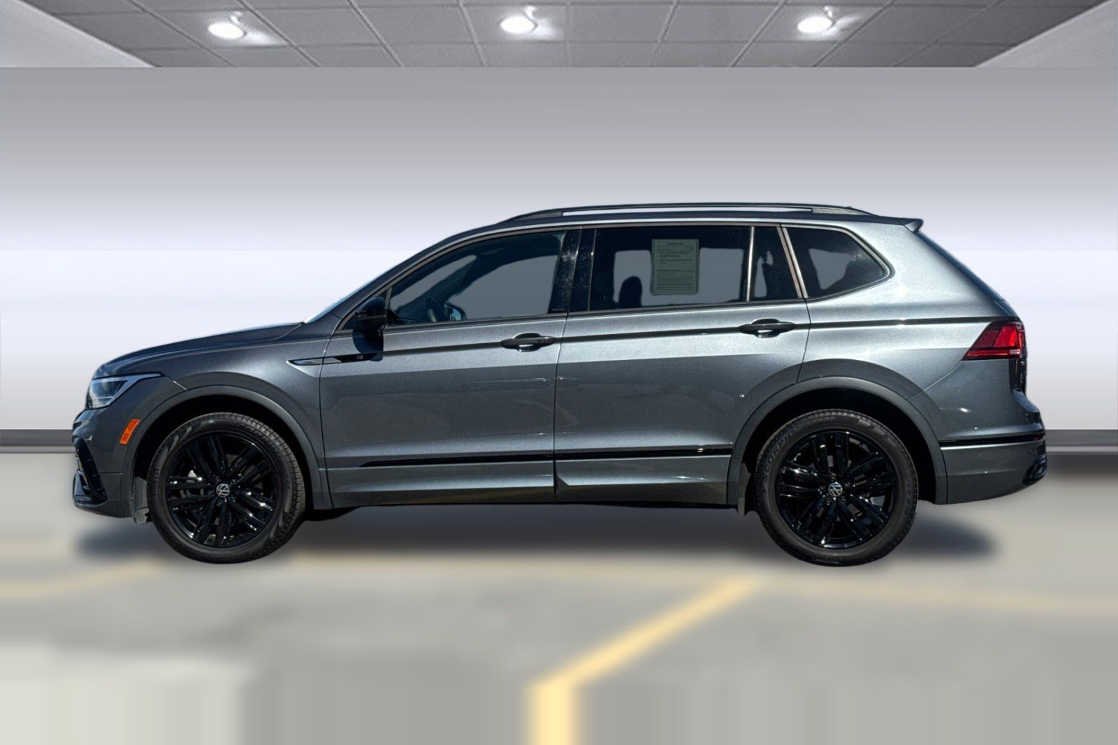 Used 2022 Volkswagen Tiguan SE R-Line image 2