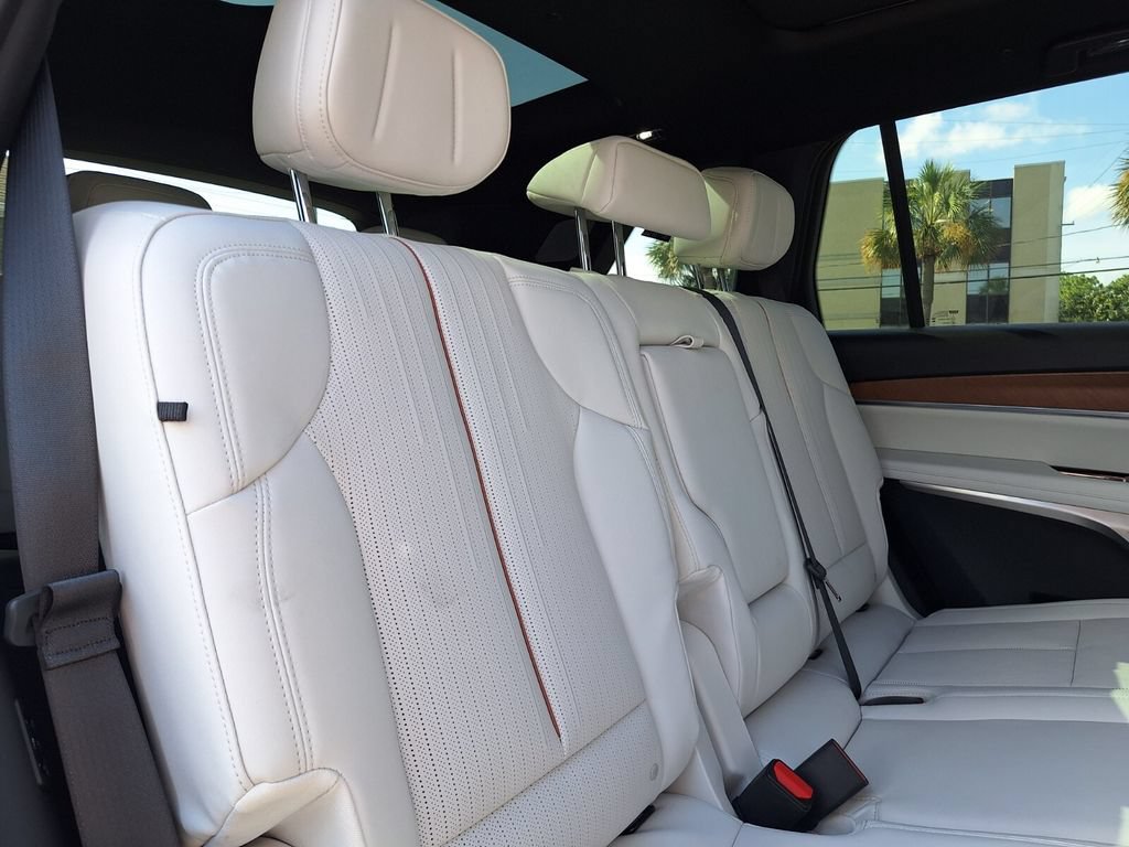 New 2027 Cadillac Vistiq Sport w/ LPO, Floor Liner Package AWD/4WD image 30