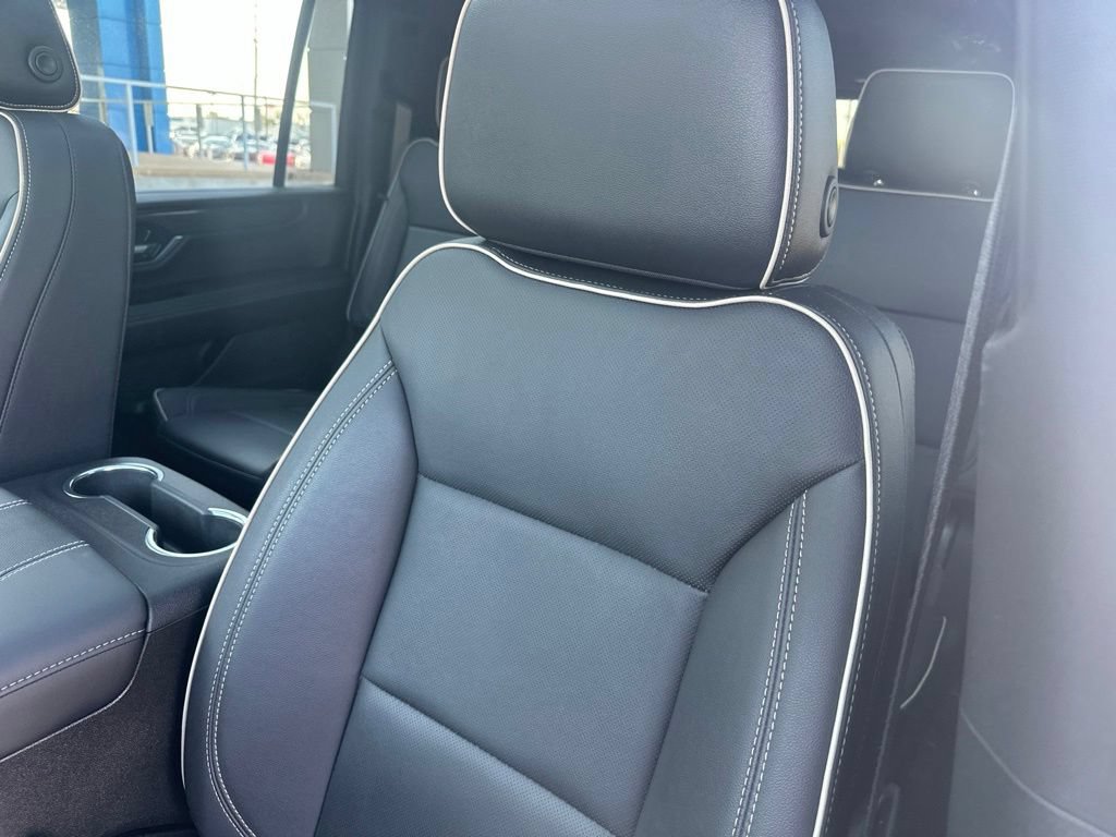 Used 2025 GMC Yukon XL Elevation w/ Technology Package AWD/4WD image 4
