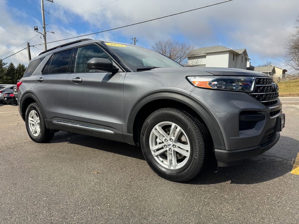 Used 2022 Ford Explorer XLT image 3