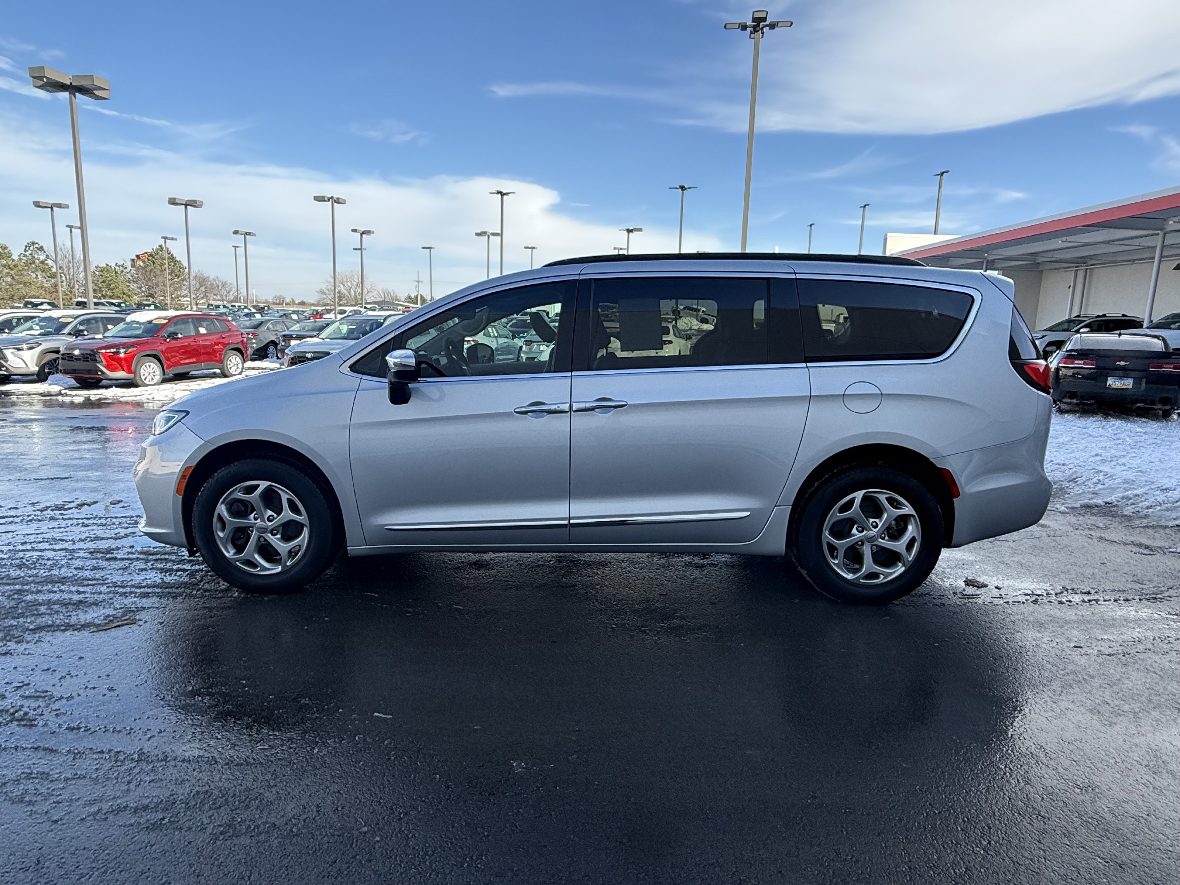 Used 2023 Chrysler Pacifica Limited image 6