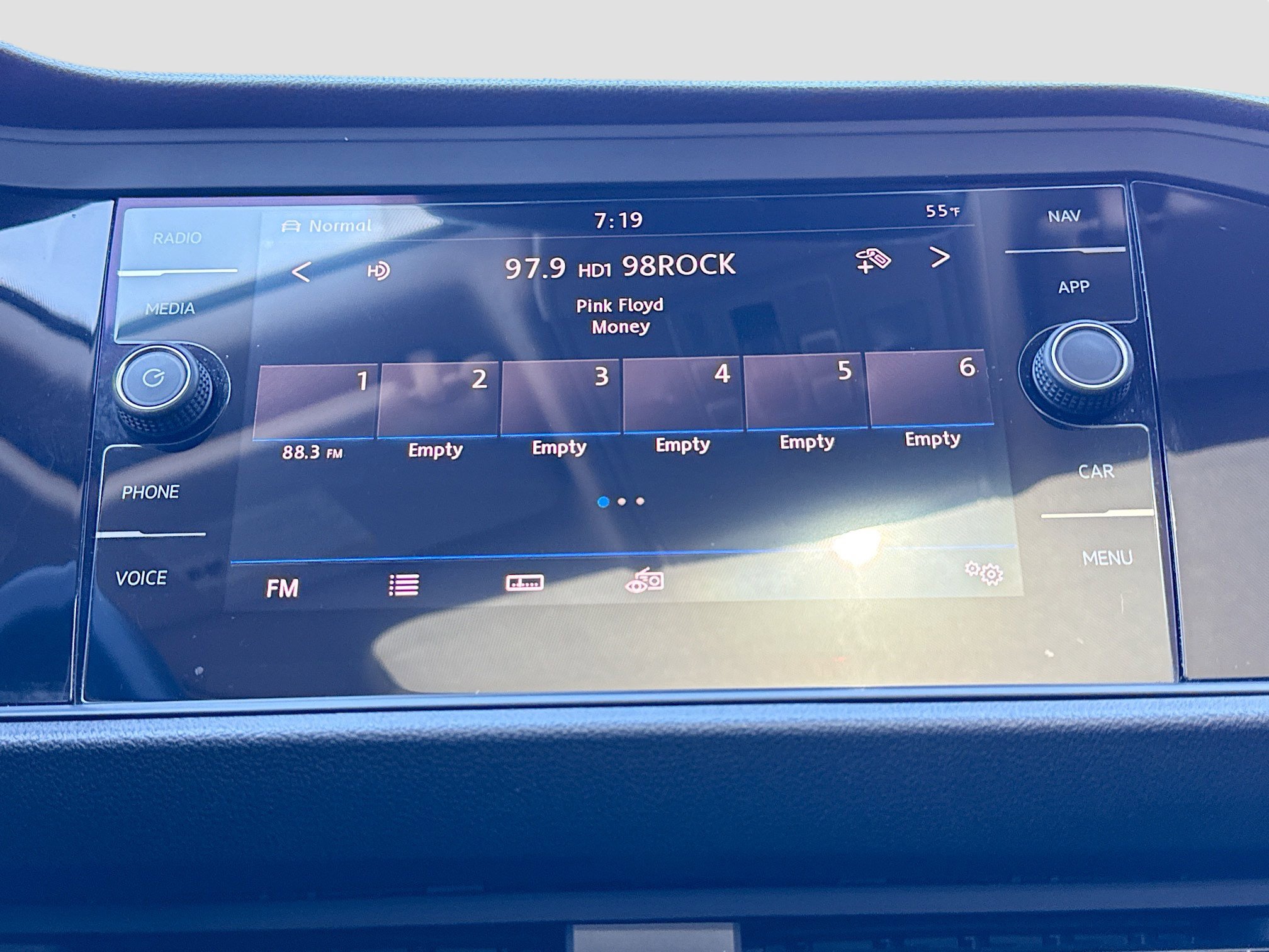 Used 2019 Volkswagen Jetta SEL Premium image 29