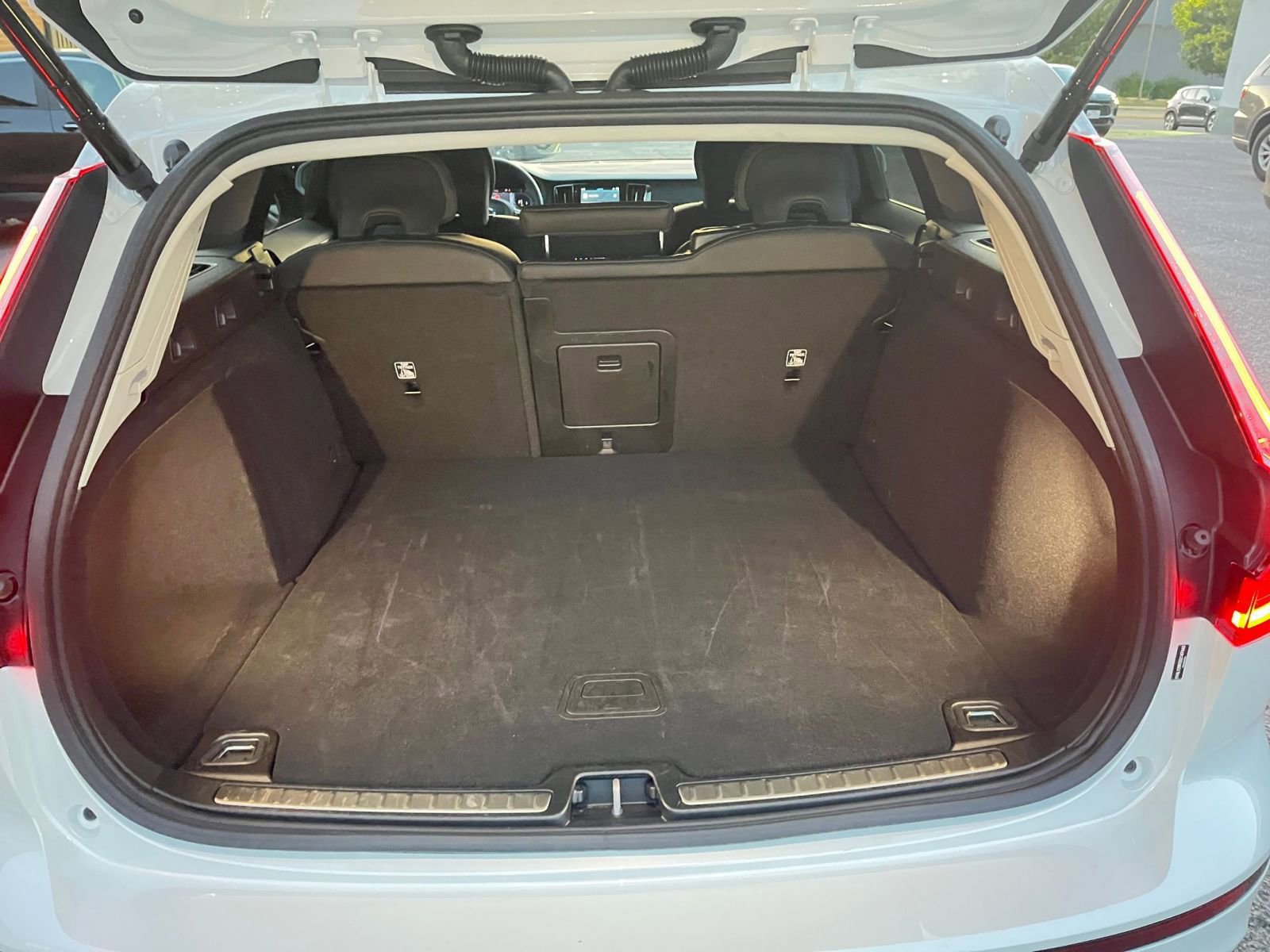 Used 2025 Volvo V60 B5 Cross Country Plus image 30