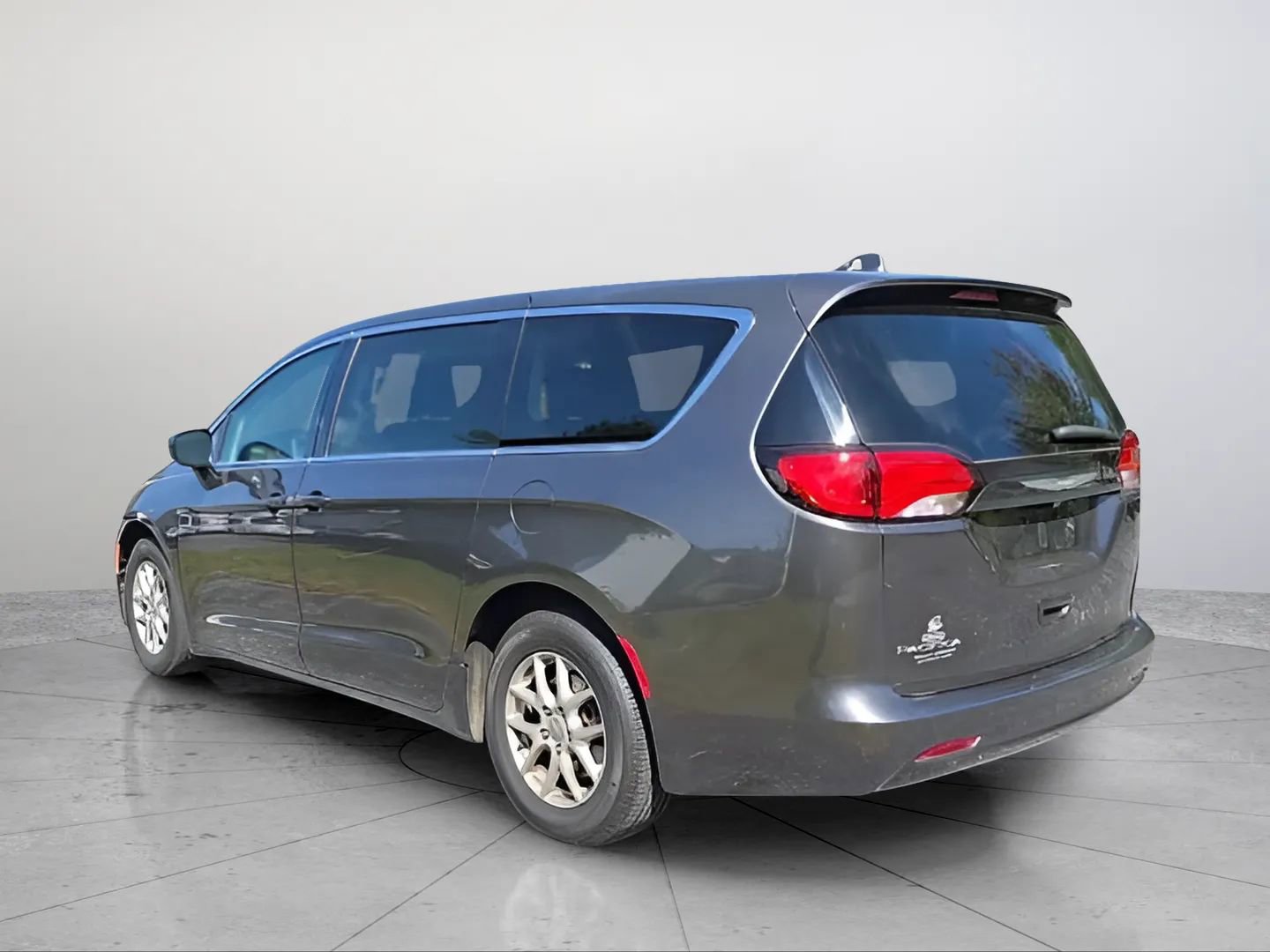 Used 2017 Chrysler Pacifica Touring image 5