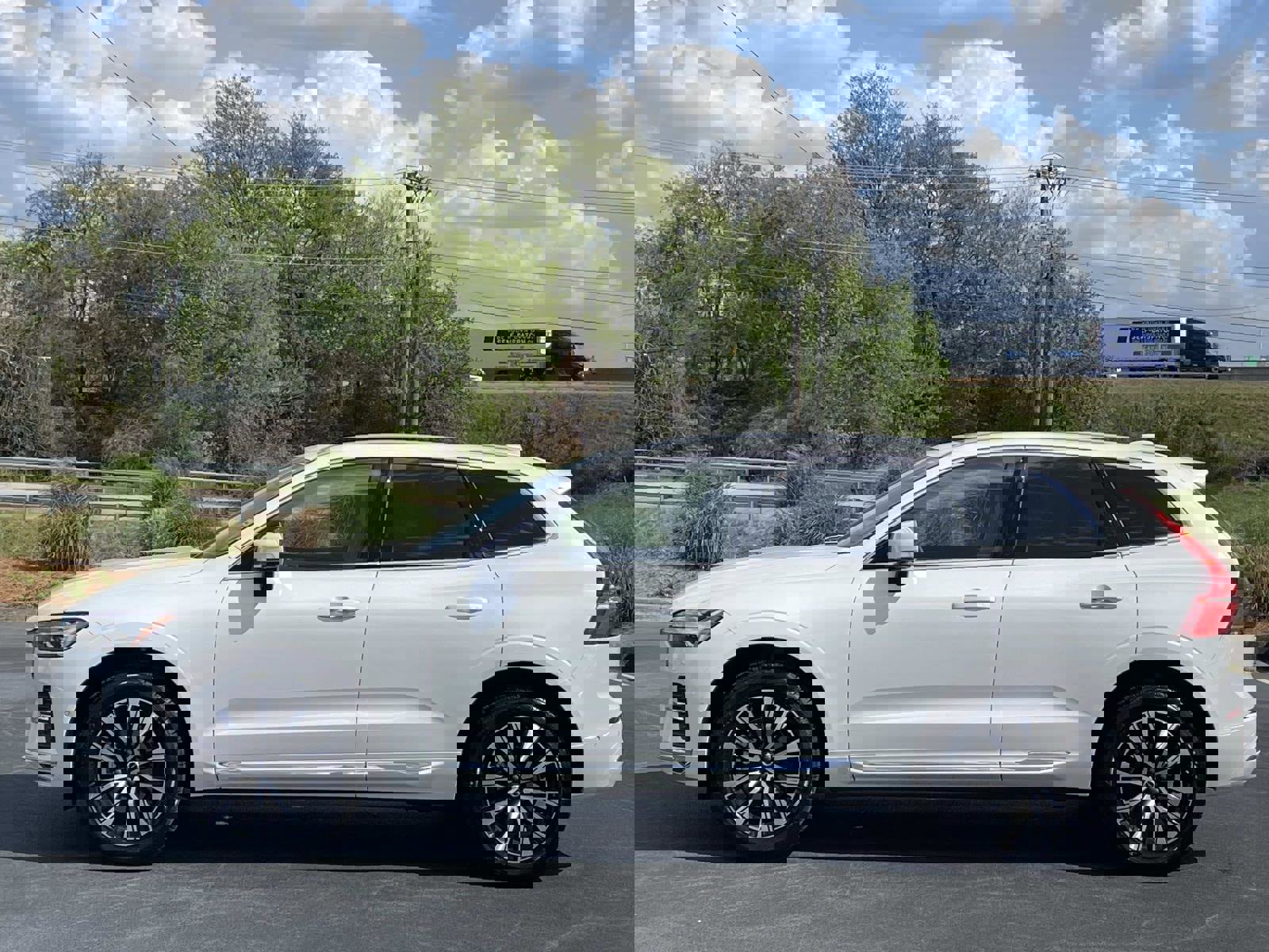 Certified 2023 Volvo XC60 B5 Plus w/ Climate Package AWD/4WD image 4