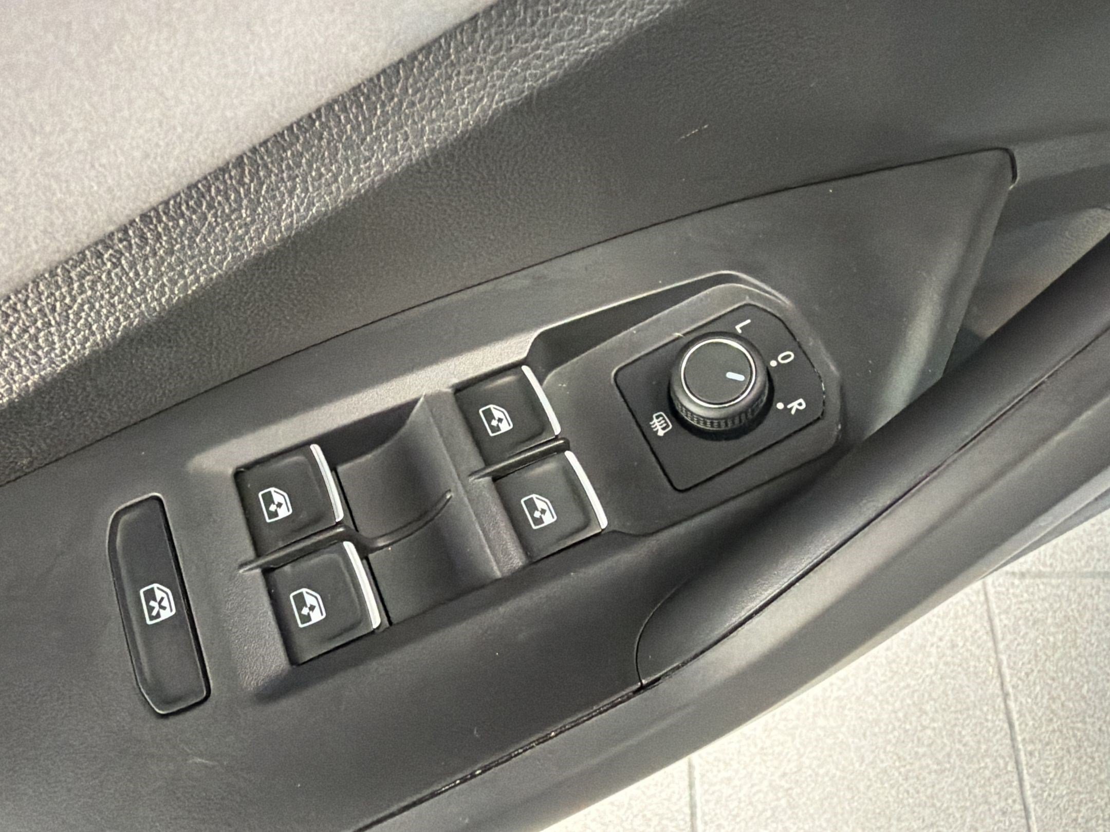 Used 2025 Volkswagen Jetta SE w/ Sunroof Package FWD image 13