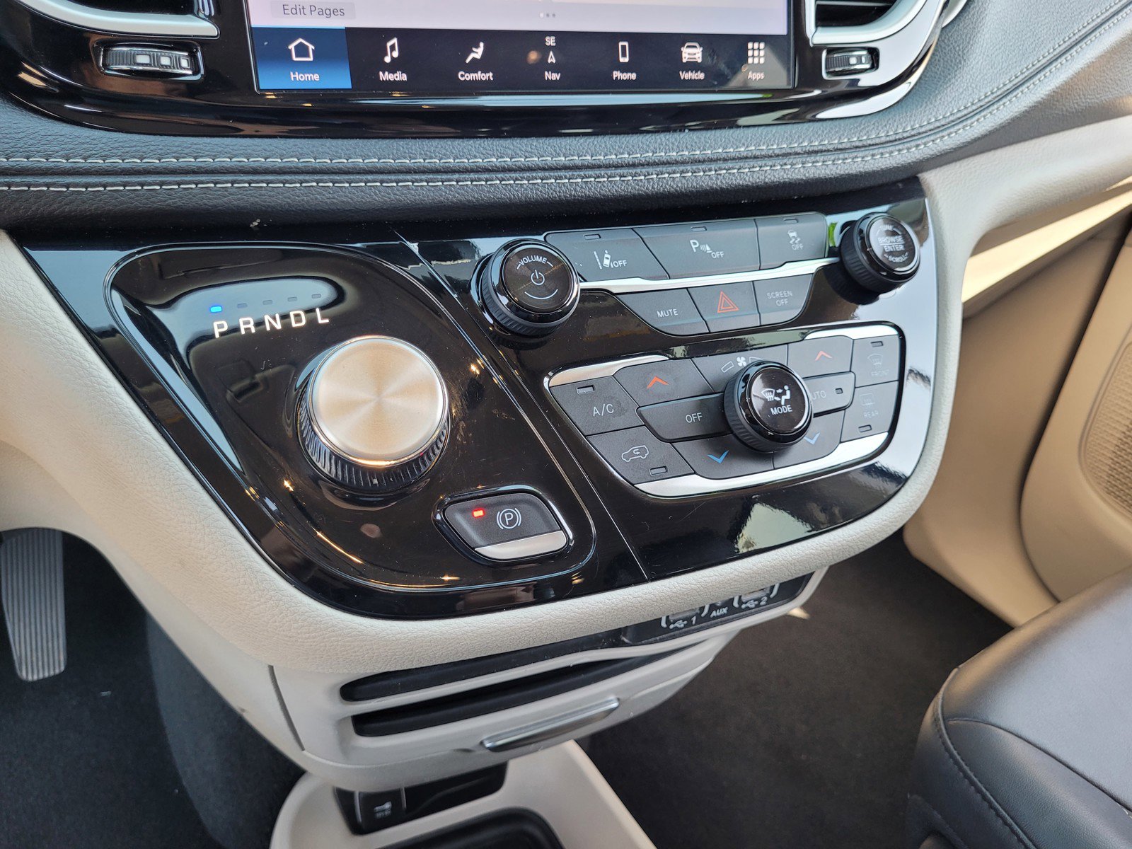 Used 2024 Chrysler Pacifica Limited FWD image 19