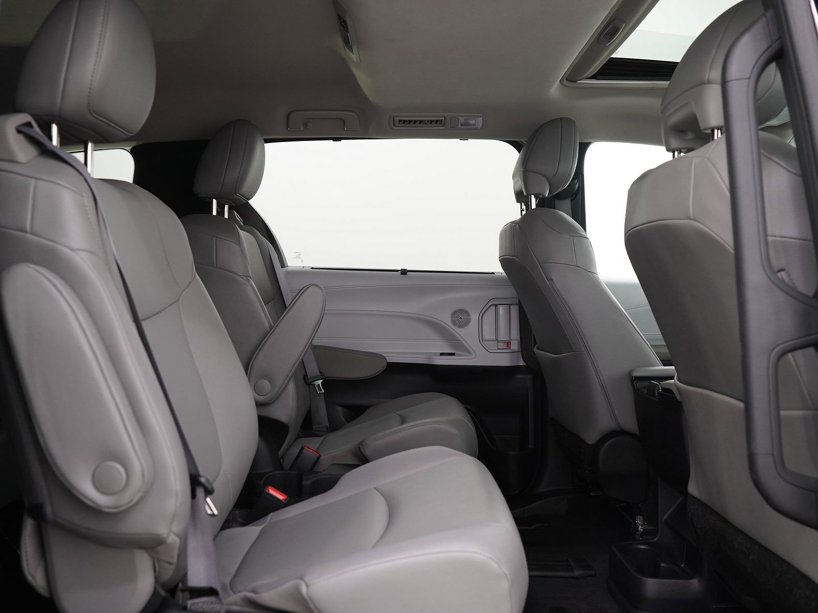 Used 2025 Toyota Sienna XLE AWD/4WD image 9