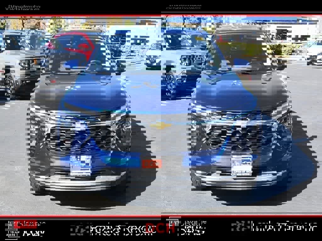 Used 2024 Chevrolet Trax LT w/ Sunroof Package image 2