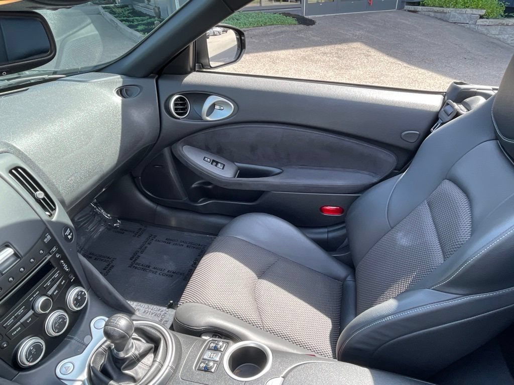 Used 2010 Nissan 370Z Touring RWD image 15
