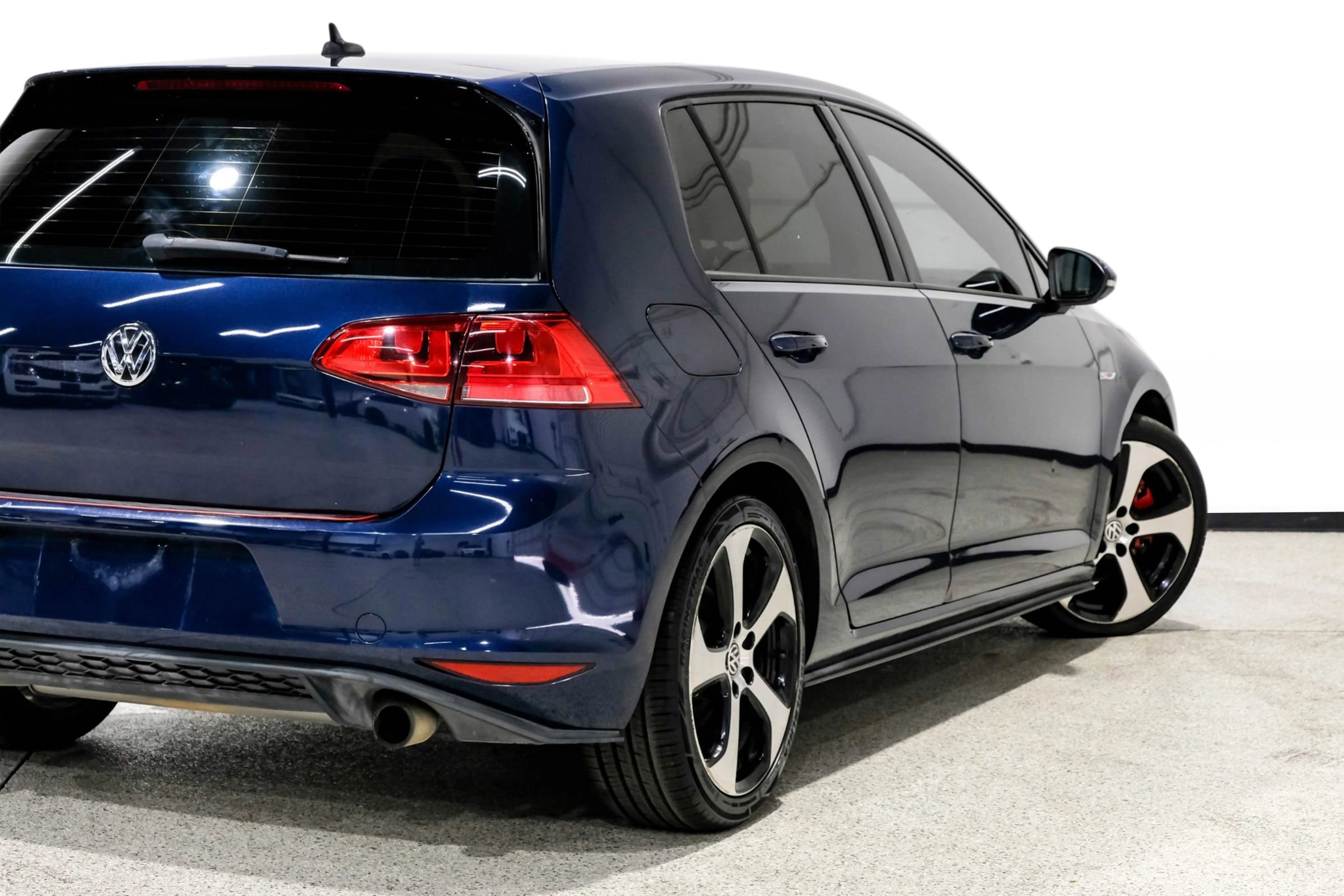 Used 2015 Volkswagen GTI SE FWD image 14