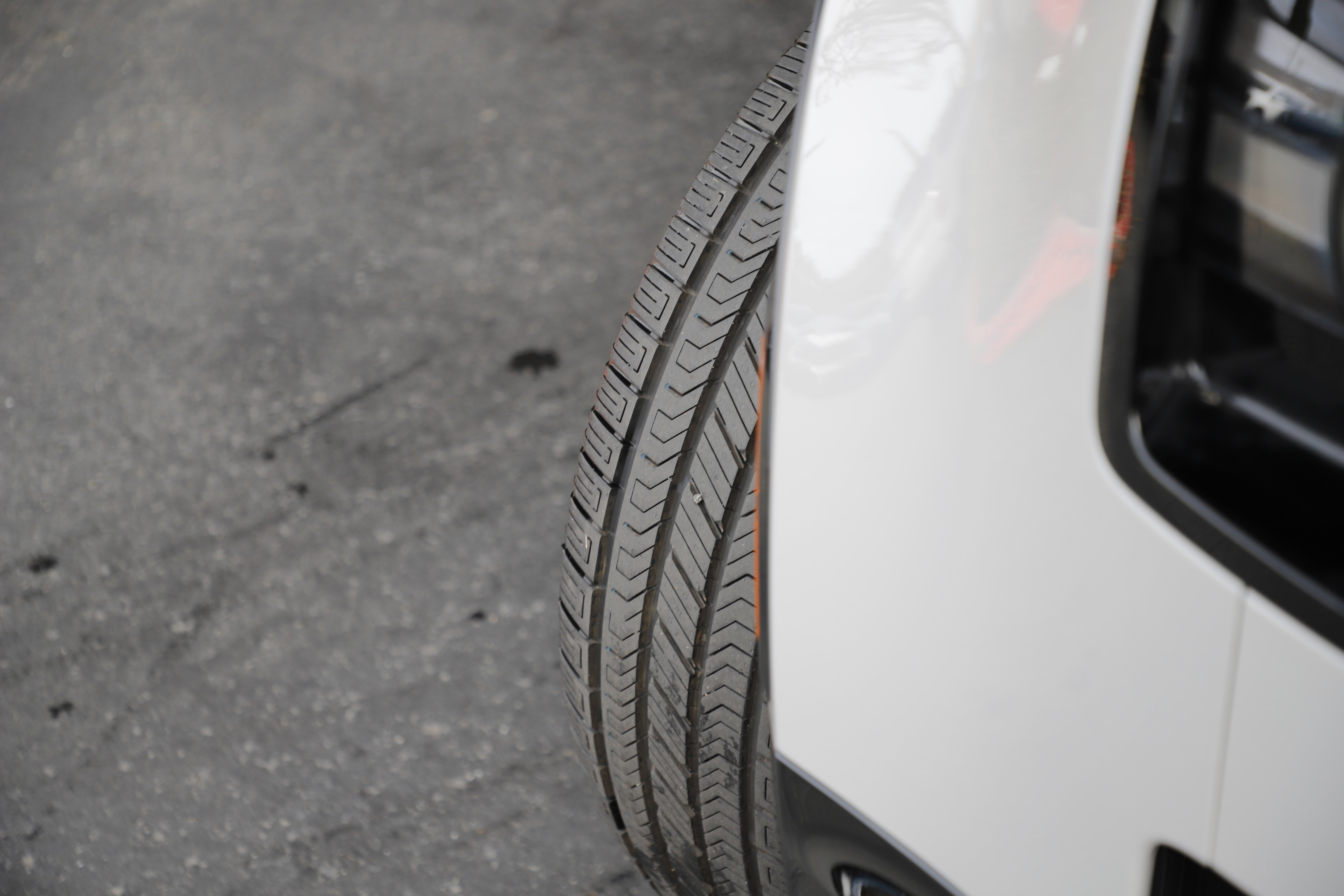 New 2026 Land Rover Defender 110 X-Dynamic SE image 3