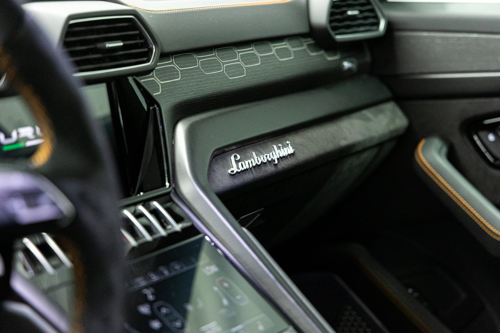 Used 2022 Lamborghini Urus AWD/4WD image 36