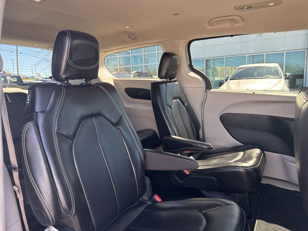 Used 2024 Chrysler Pacifica Touring-L image 24