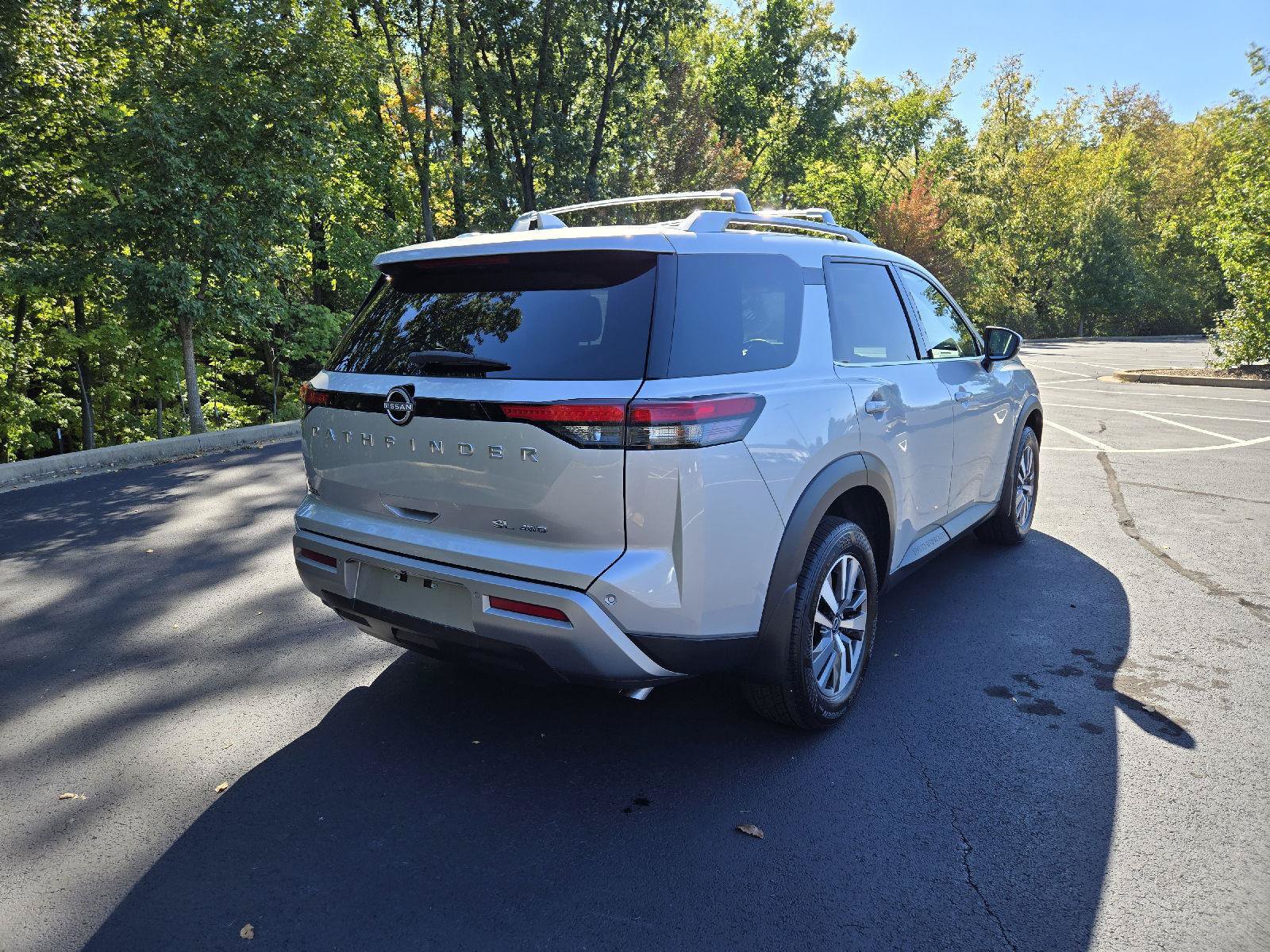 Used 2025 Nissan Pathfinder SL AWD/4WD image 3