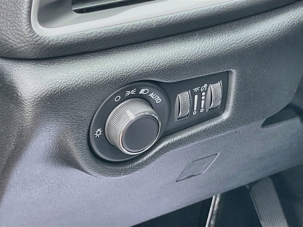 New 2027 Chrysler Pacifica Select FWD image 10
