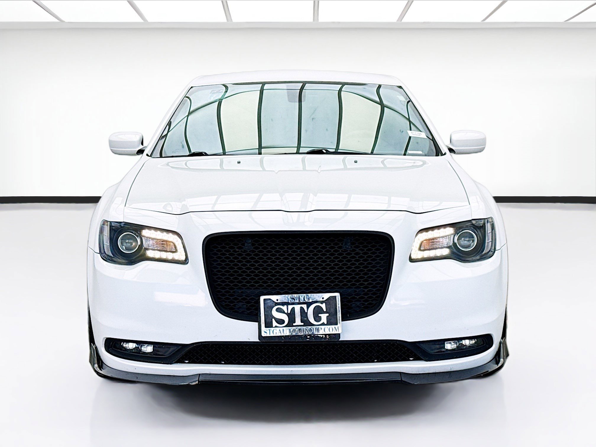 Used 2018 Chrysler 300 S RWD image 2