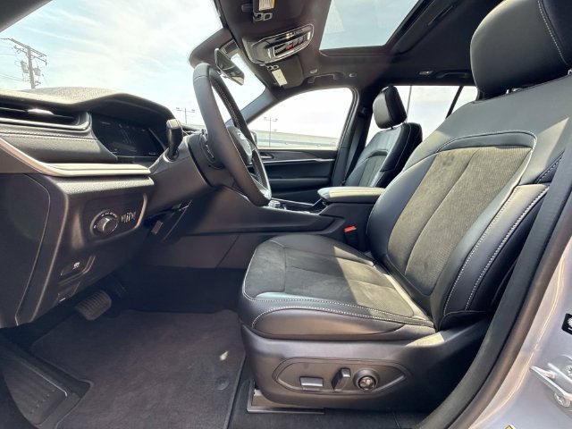 New 2026 Jeep Grand Cherokee Altitude AWD/4WD image 8