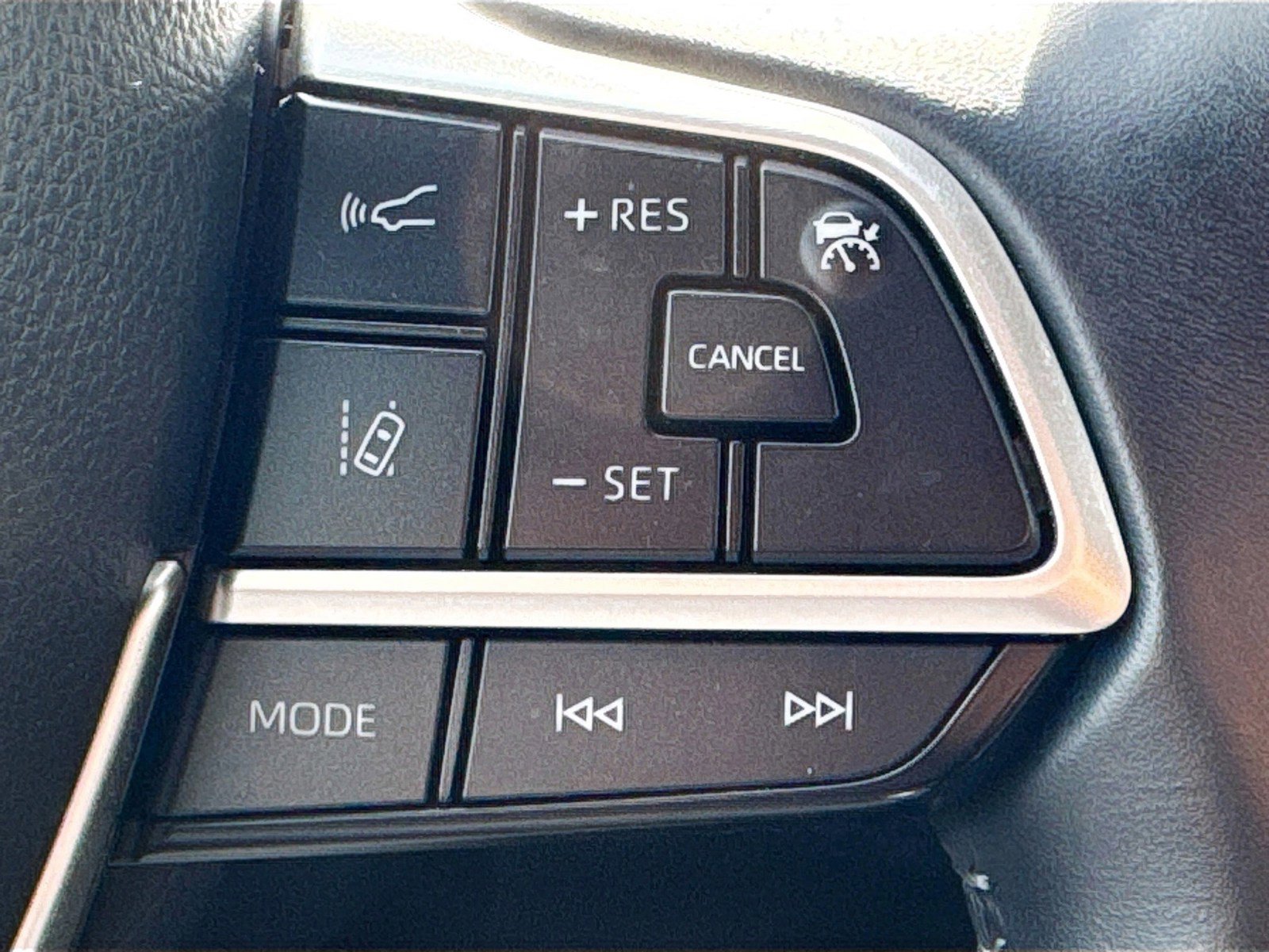Used 2023 Toyota Highlander LE FWD image 11