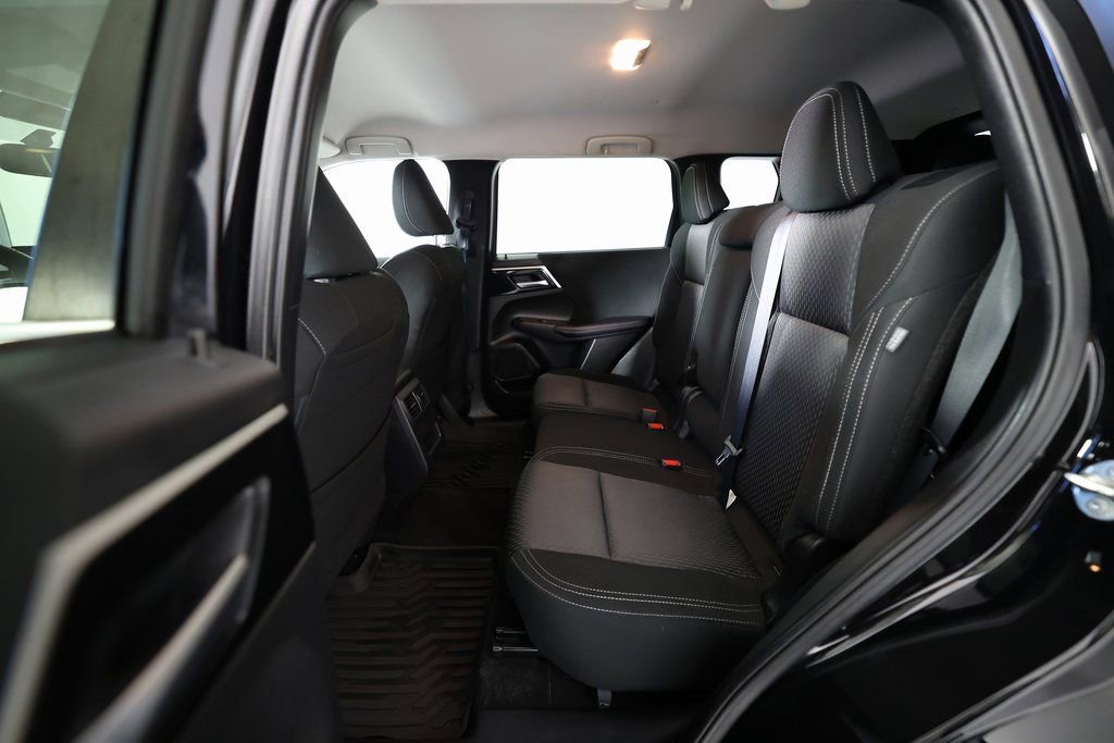 Used 2024 Mitsubishi Outlander ES image 15