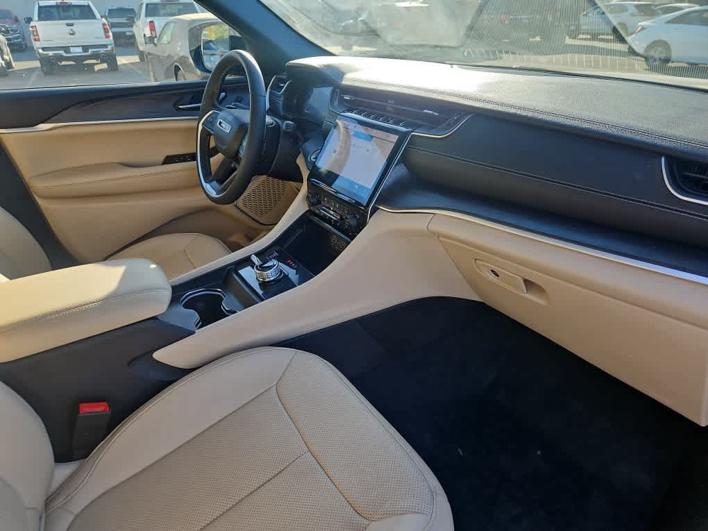 Used 2023 Jeep Grand Cherokee Limited w/ Luxury Tech Group II AWD/4WD image 11
