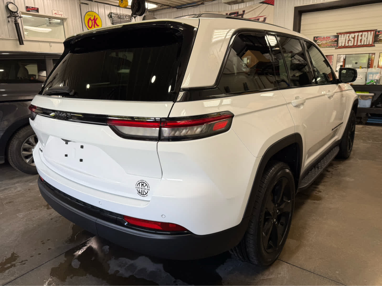 Used 2023 Jeep Grand Cherokee Altitude AWD/4WD image 6