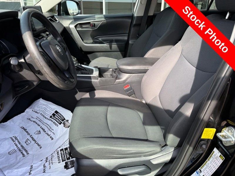 Used 2019 Toyota RAV4 LE AWD/4WD image 16
