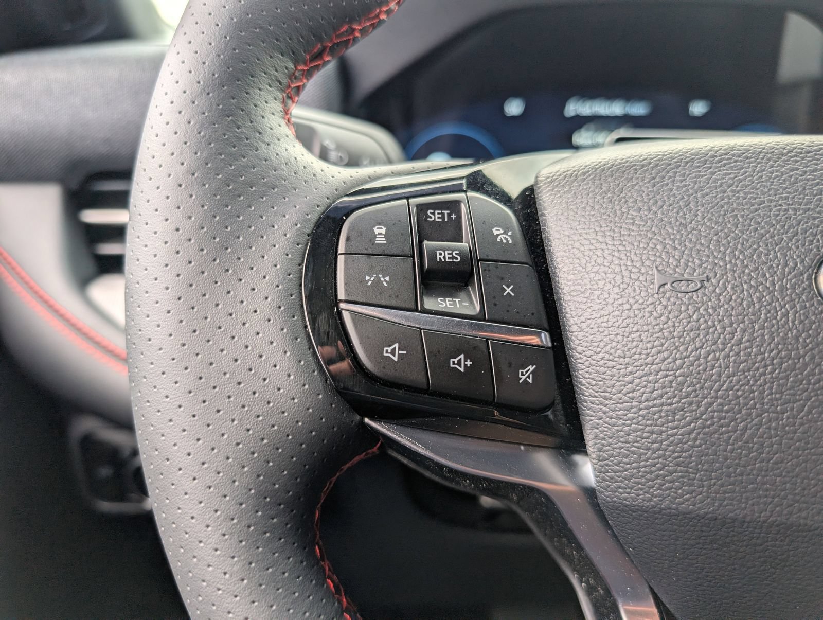 Used 2025 Ford Explorer ST-Line w/ Premium Package RWD image 32