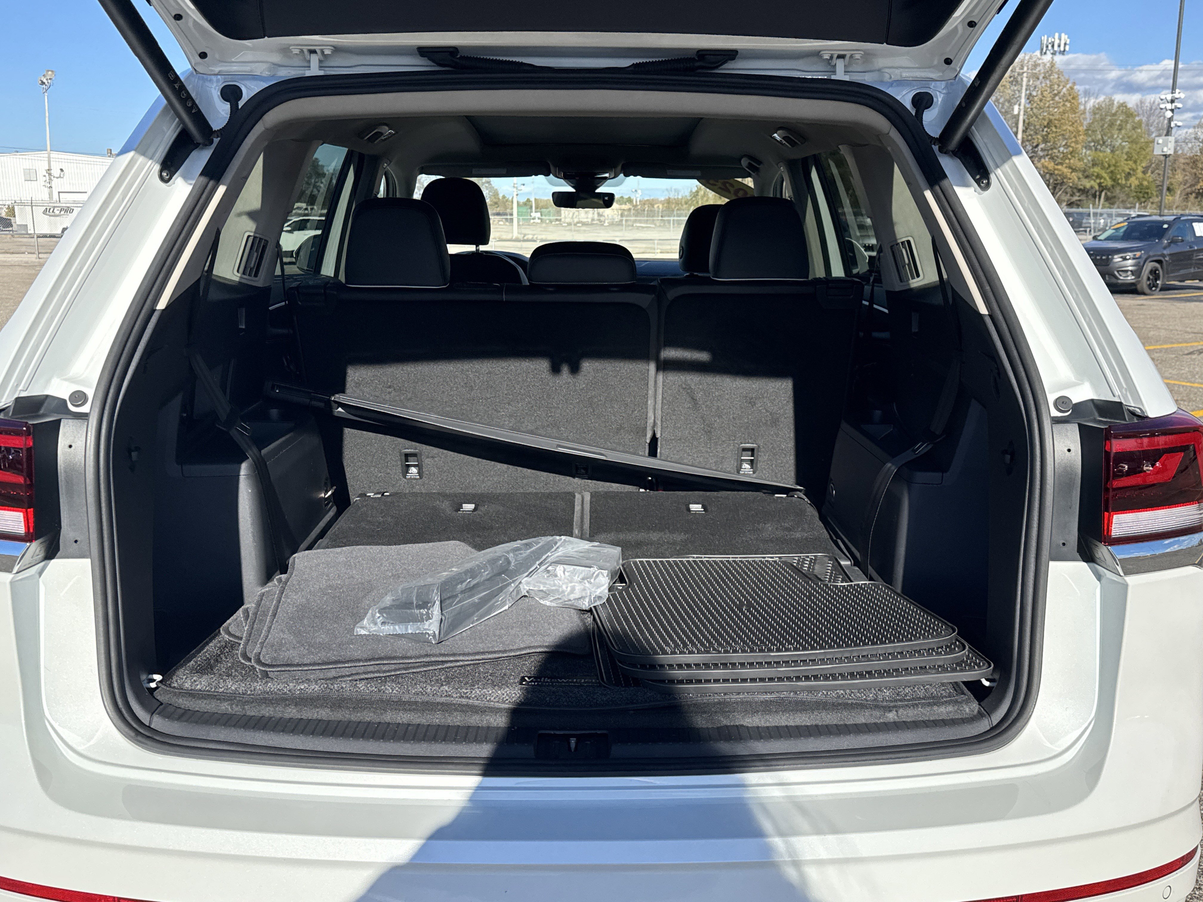 Used 2025 Volkswagen Atlas SEL Premium R-Line image 8