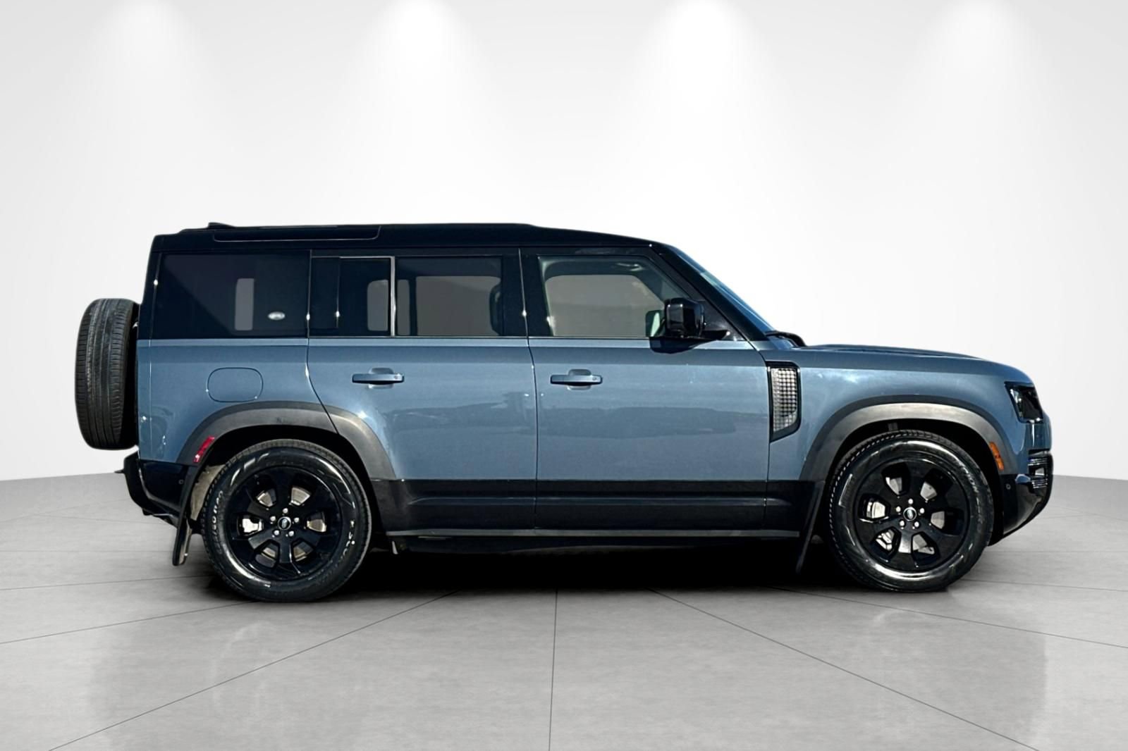 Used 2023 Land Rover Defender 110 X-Dynamic SE image 7