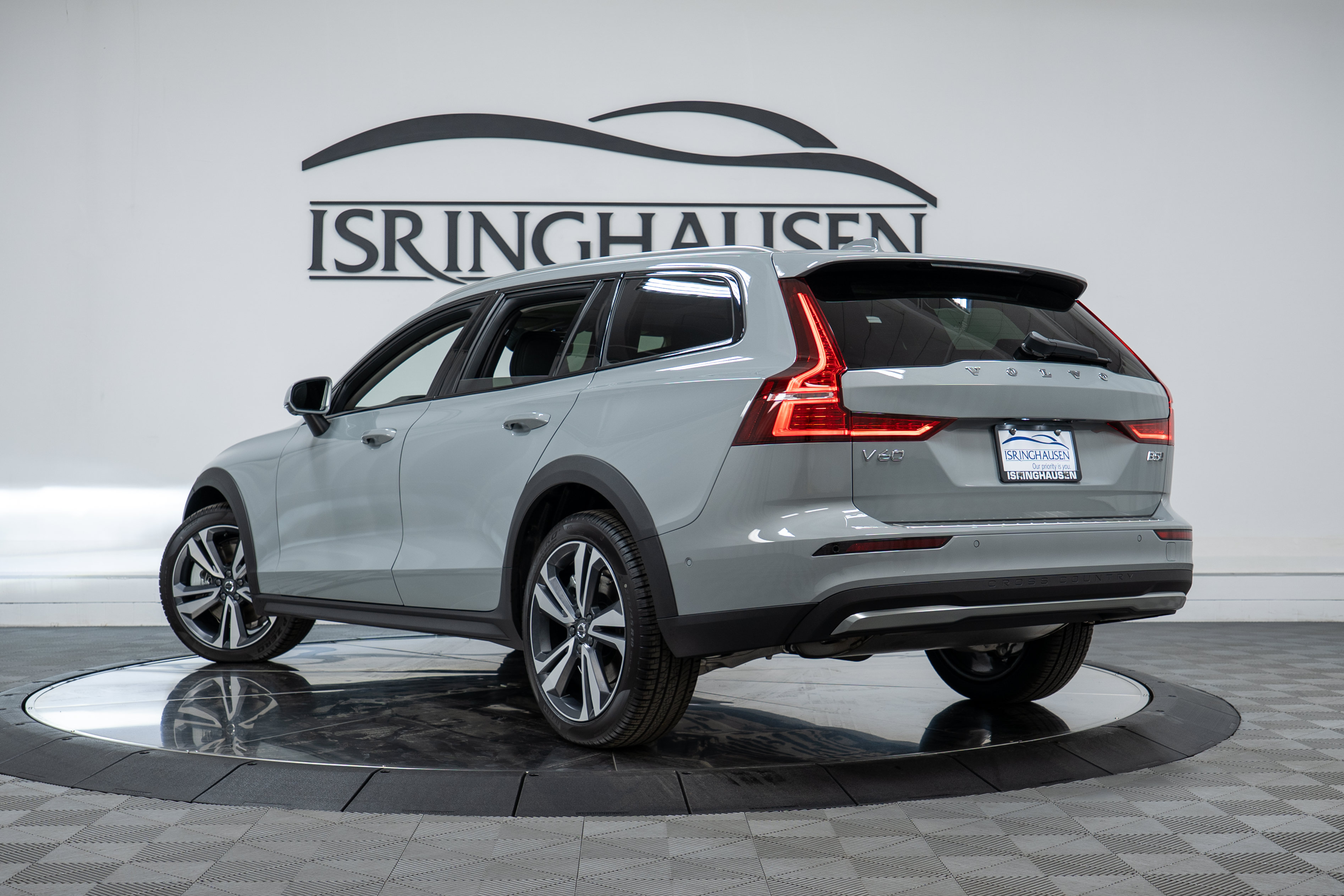 New 2026 Volvo V60 B5 Cross Country Plus w/ Climate Package AWD/4WD image 28